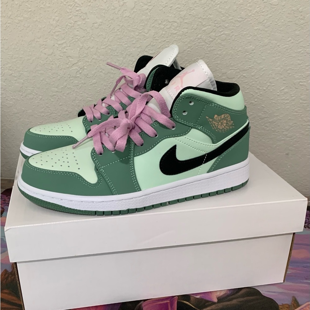 Nike Air Jordan 1 Mid SE Dutch Green WMNS - Size 6